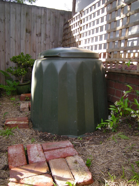 Compost Bin for coffee grounds and kitchen scraps